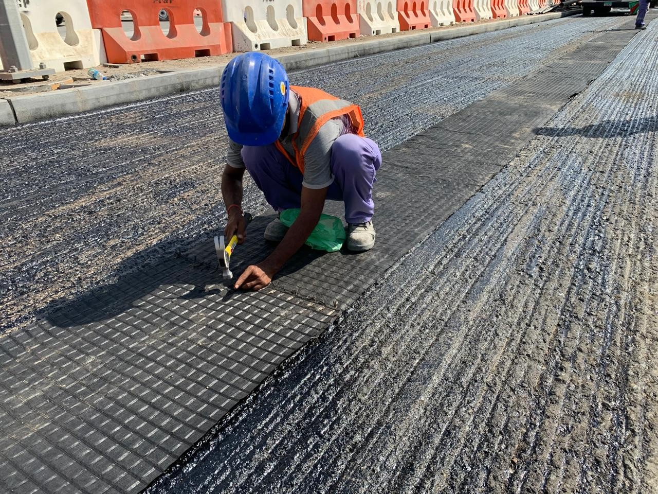 Nailing Geocomposite into milled asphalt after crack sealing and tack coat